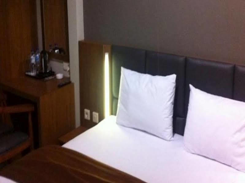 Votel Viure Hotel Jogjakarta Maguwo Екстериор снимка